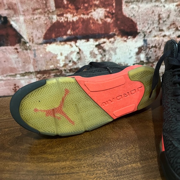 PREOWNED NIKE AIR JORDAN 5 RETRO CRACKING ELEPHANT BLACK AND INFRARED RED - Picture 3 of 9